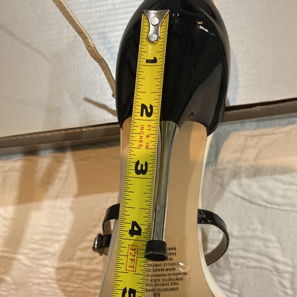 Black and White sandals - Picture 7 of 7